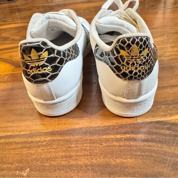 Adidas superstar women’s size 6 white, black & gold snake print. - Picture 6 of 7